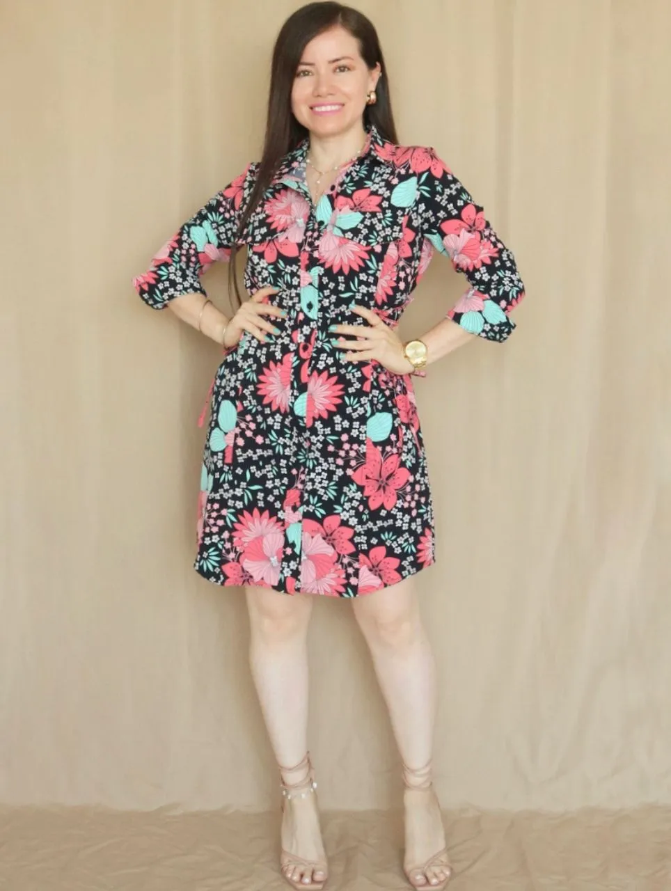 VESTIDO CORTO CAMISERO CON PLAQUETAS ESTAMPADO NEGRO
