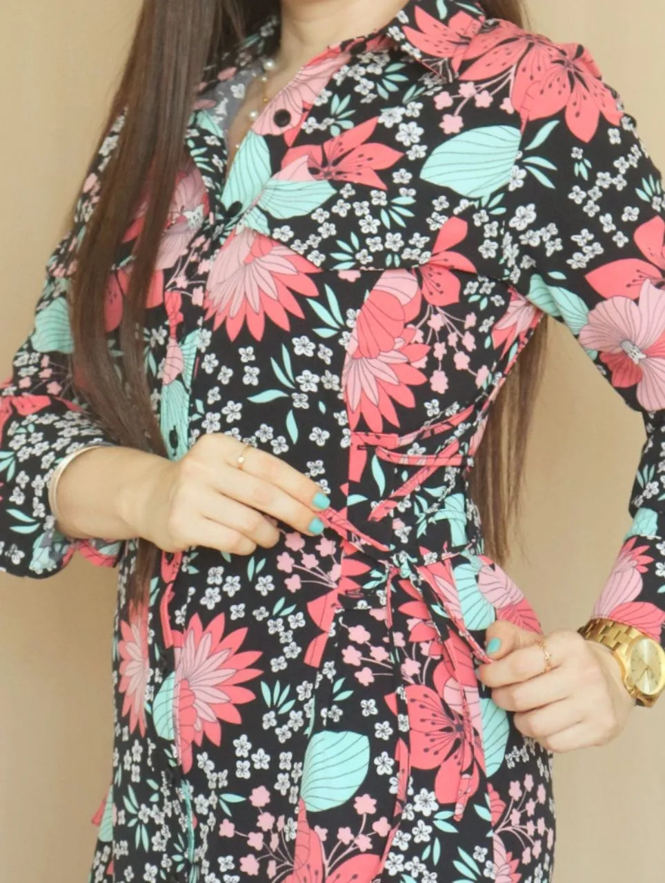 VESTIDO CORTO CAMISERO CON PLAQUETAS ESTAMPADO NEGRO