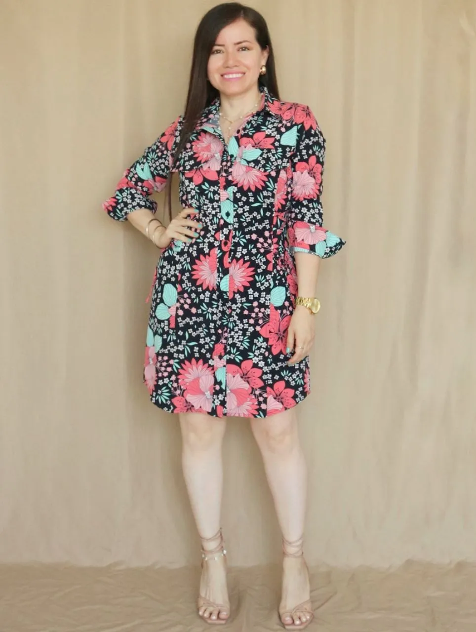 VESTIDO CORTO CAMISERO CON PLAQUETAS ESTAMPADO NEGRO