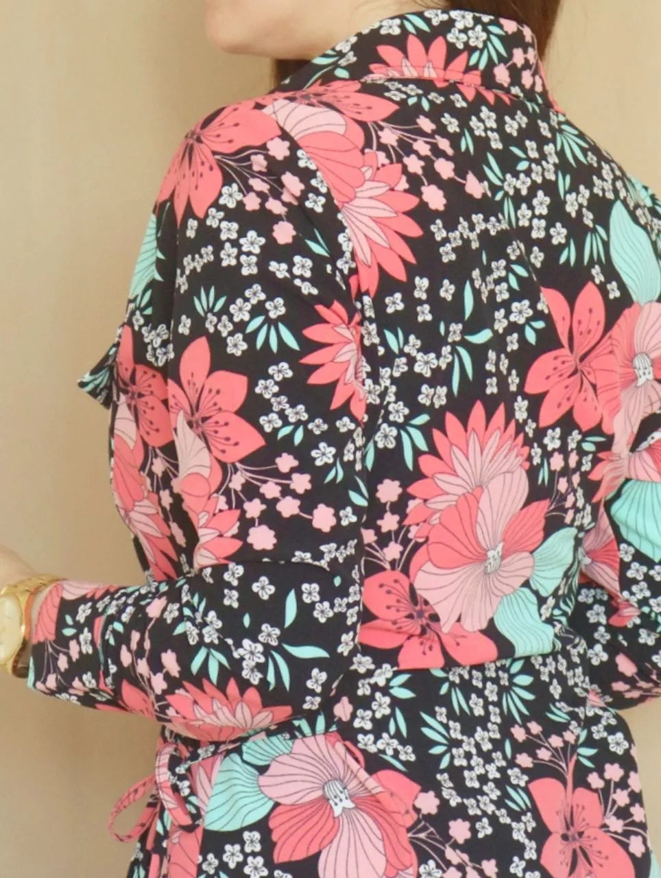 VESTIDO CORTO CAMISERO CON PLAQUETAS ESTAMPADO NEGRO