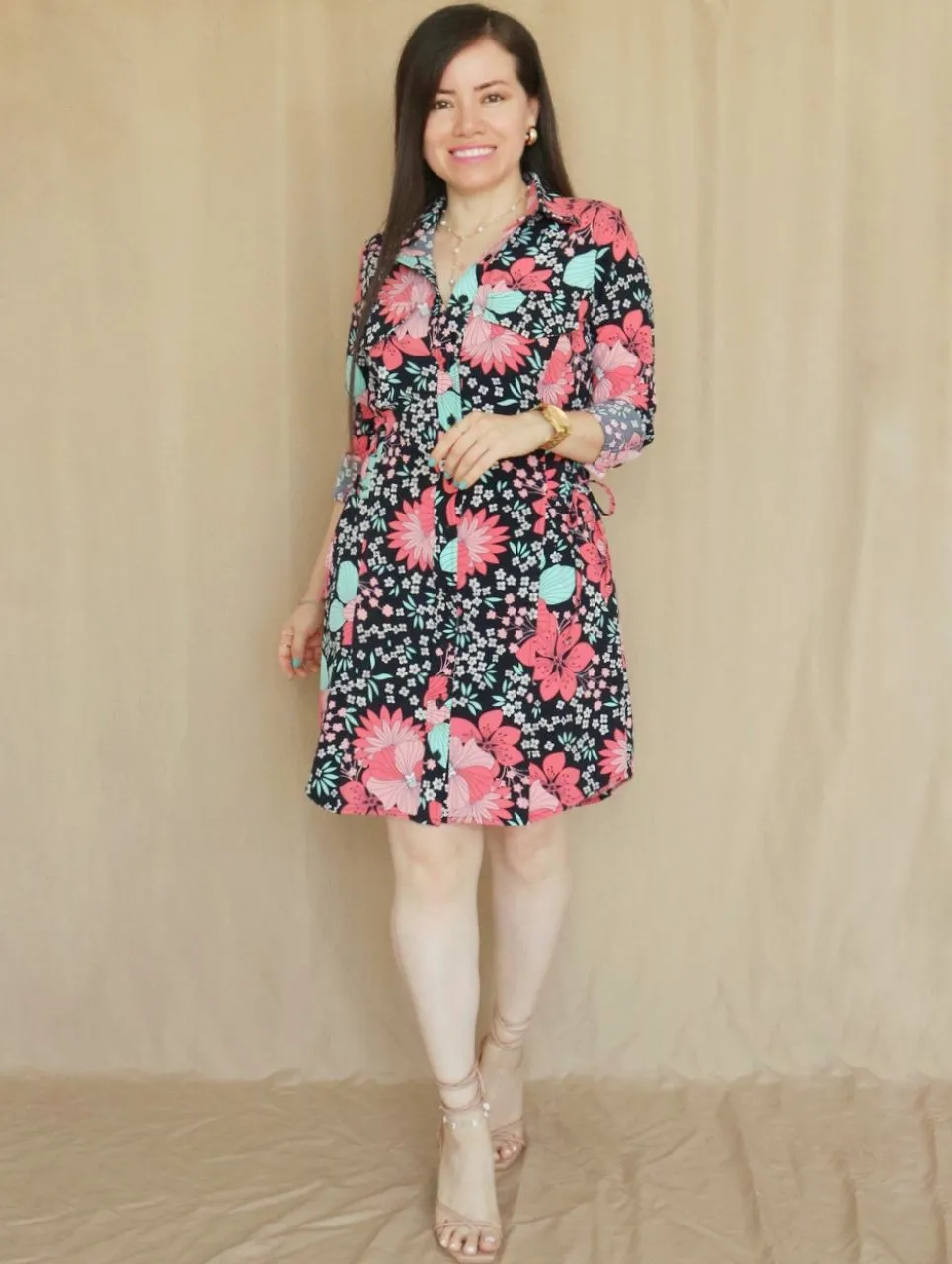VESTIDO CORTO CAMISERO CON PLAQUETAS ESTAMPADO NEGRO
