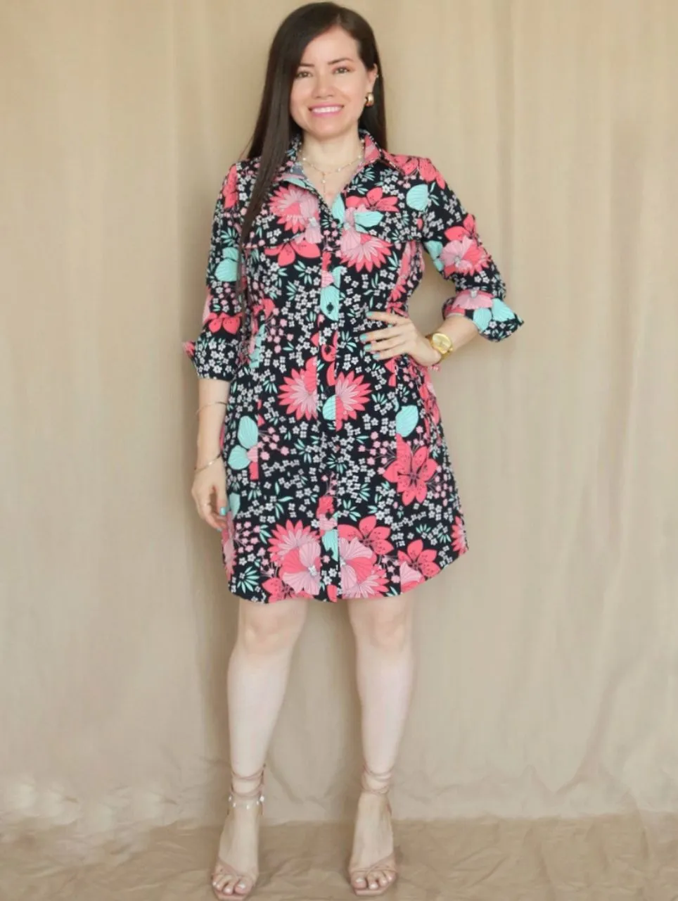 VESTIDO CORTO CAMISERO CON PLAQUETAS ESTAMPADO NEGRO