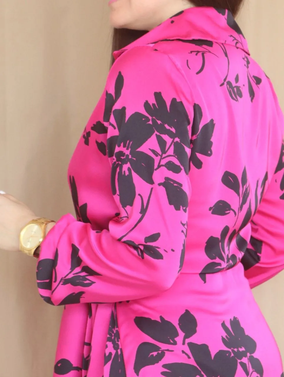 VESTIDO CORTO CRUZADO CON AMARRE ESTAMPADO FUCSIA
