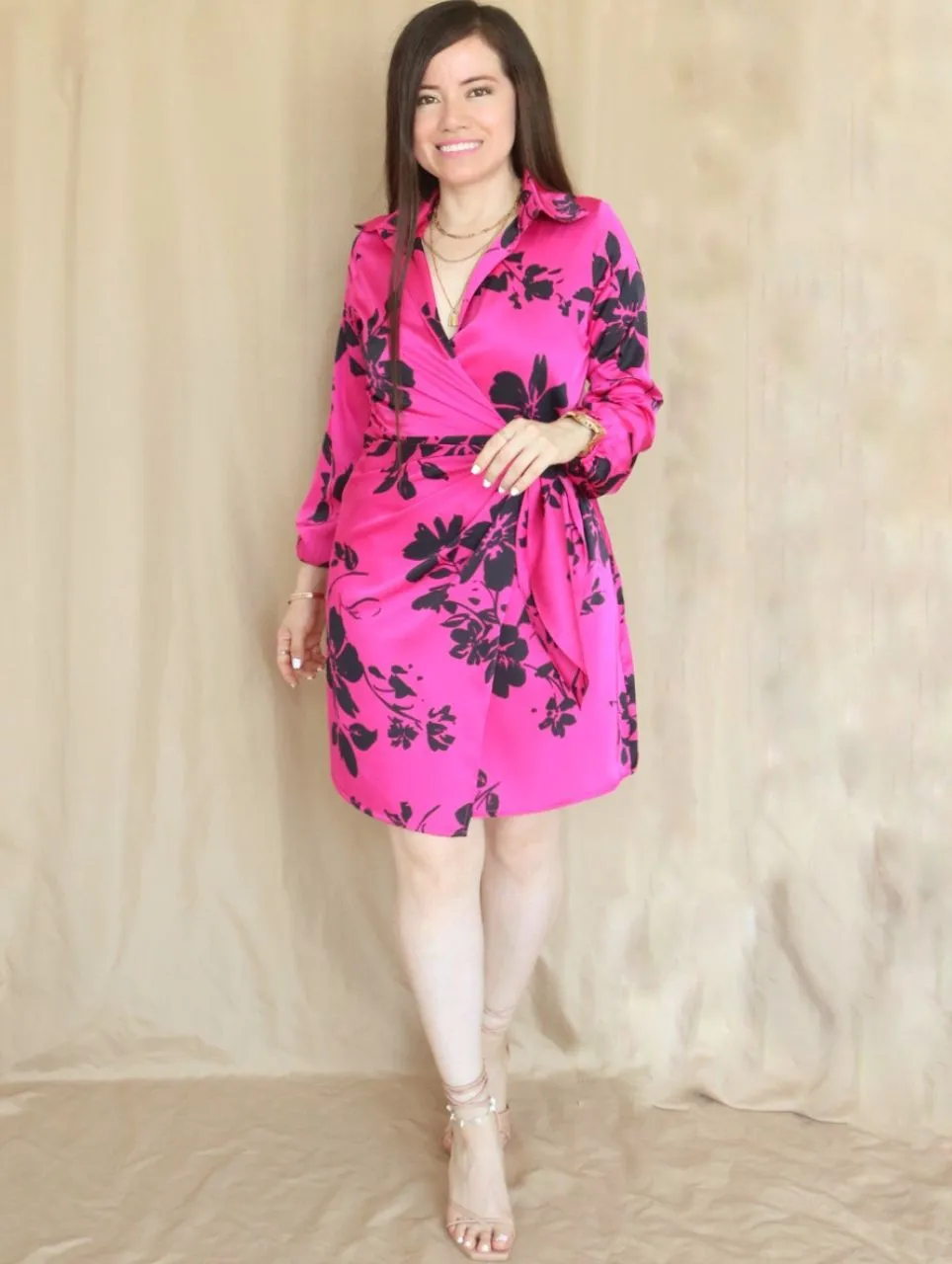 VESTIDO CORTO CRUZADO CON AMARRE ESTAMPADO FUCSIA