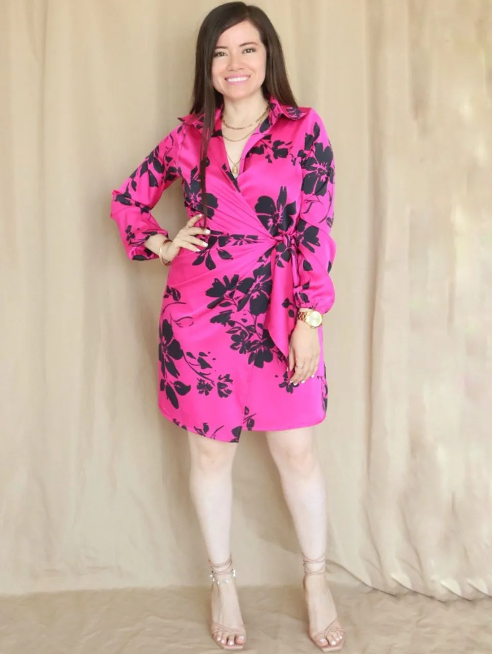VESTIDO CORTO CRUZADO CON AMARRE ESTAMPADO FUCSIA