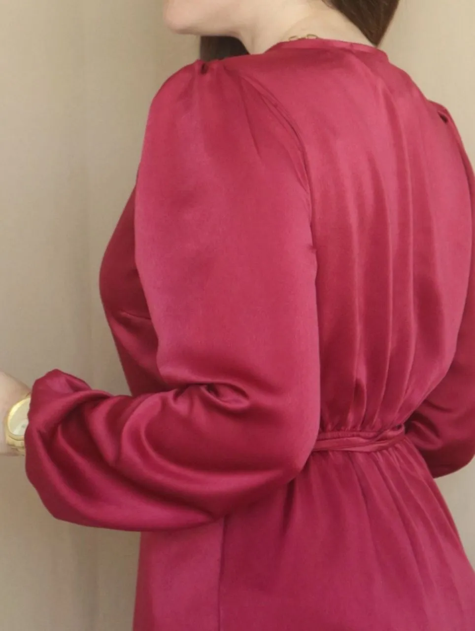 VESTIDO CORTO ENVOLVENTE CON VUELOS GUINDA ENTERO