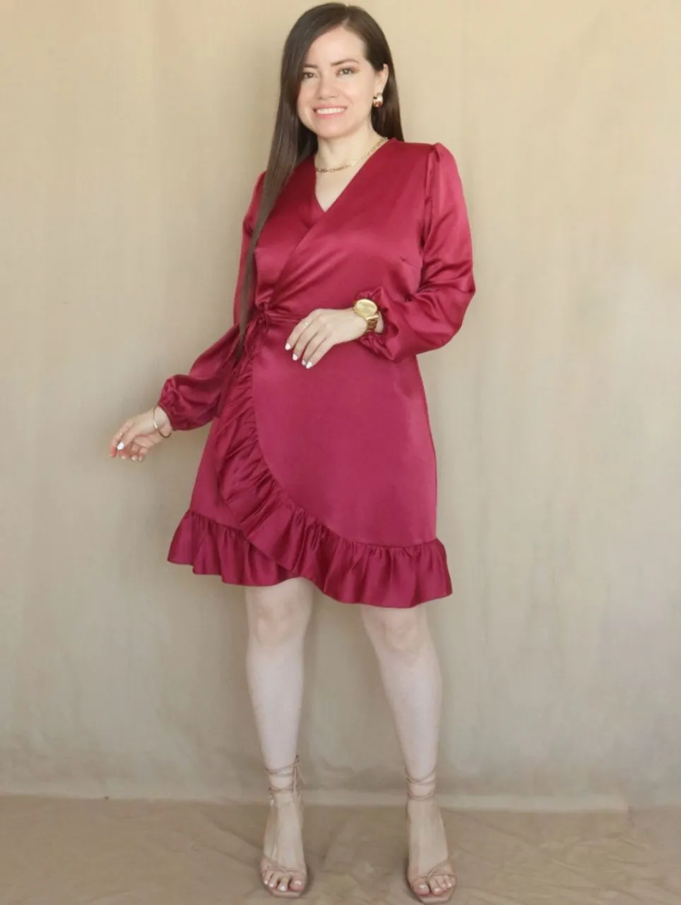 VESTIDO CORTO ENVOLVENTE CON VUELOS GUINDA ENTERO